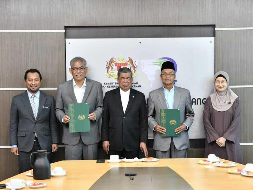 Mohamad Sabu flanked by his party comrades Ismail Salleh (left) and Muhammad Husain (right) who were named as chairmen of agriculture agencies in Kedah and Kelantan. Photo: Facebook