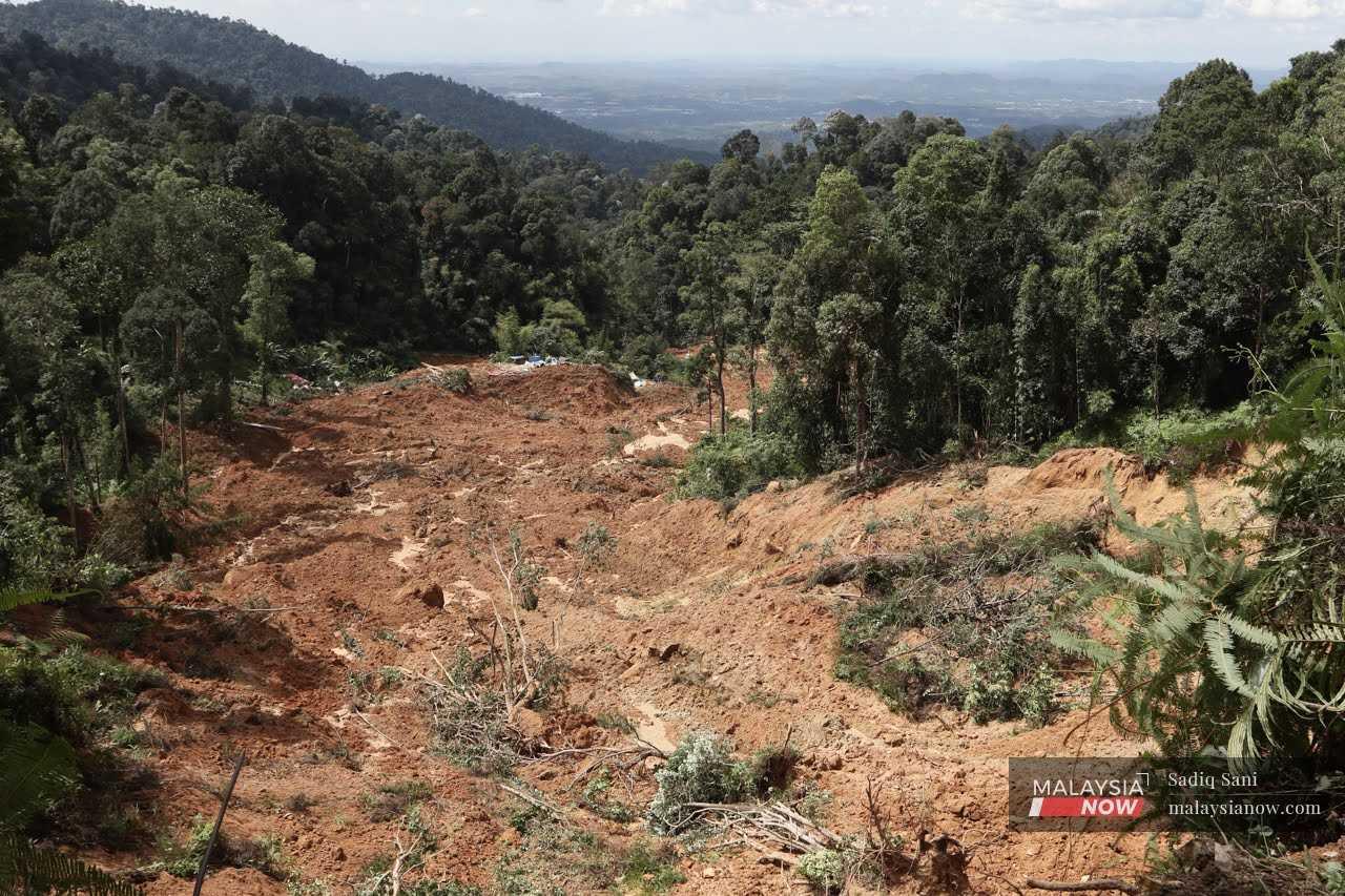 Tanah runtuh melanda kawasan perkhemahan Father's Organic Farm di Batang Kali pada 16 Disember 2022.