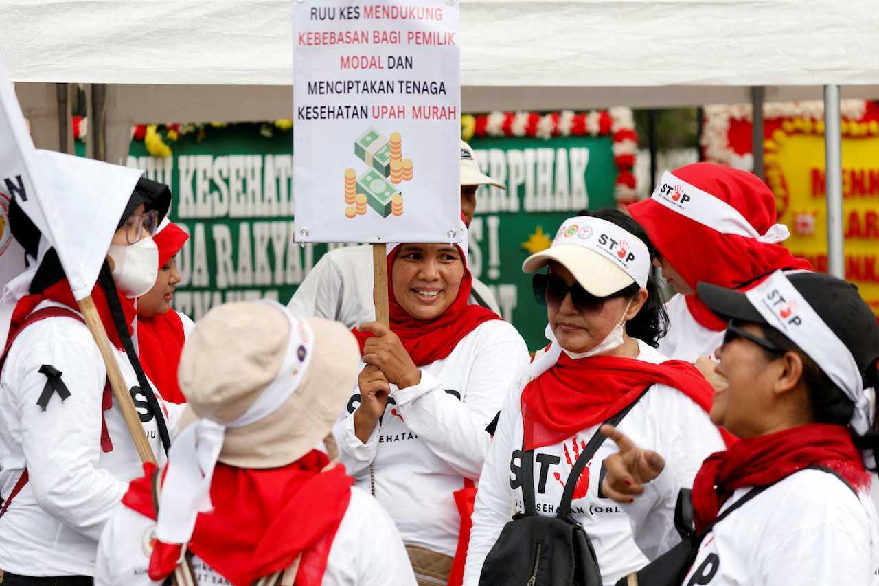 Pengamal perubatan mengambil bahagian ketika membantah pindaan rang undang-undang kesihatan di luar bangunan Parlimen Indonesia di Jakarta, Indonesia, 5 Jun. Gambar: Reuters