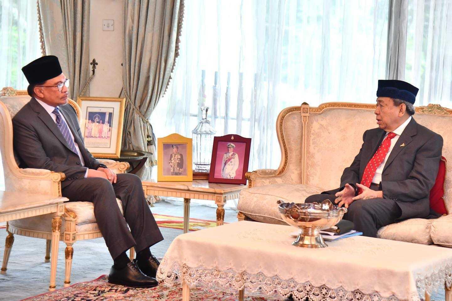 Perdana Menteri Anwar Ibrahim (kiri) and Sultan Sharafuddin Idris Shah. Gambar: Facebook