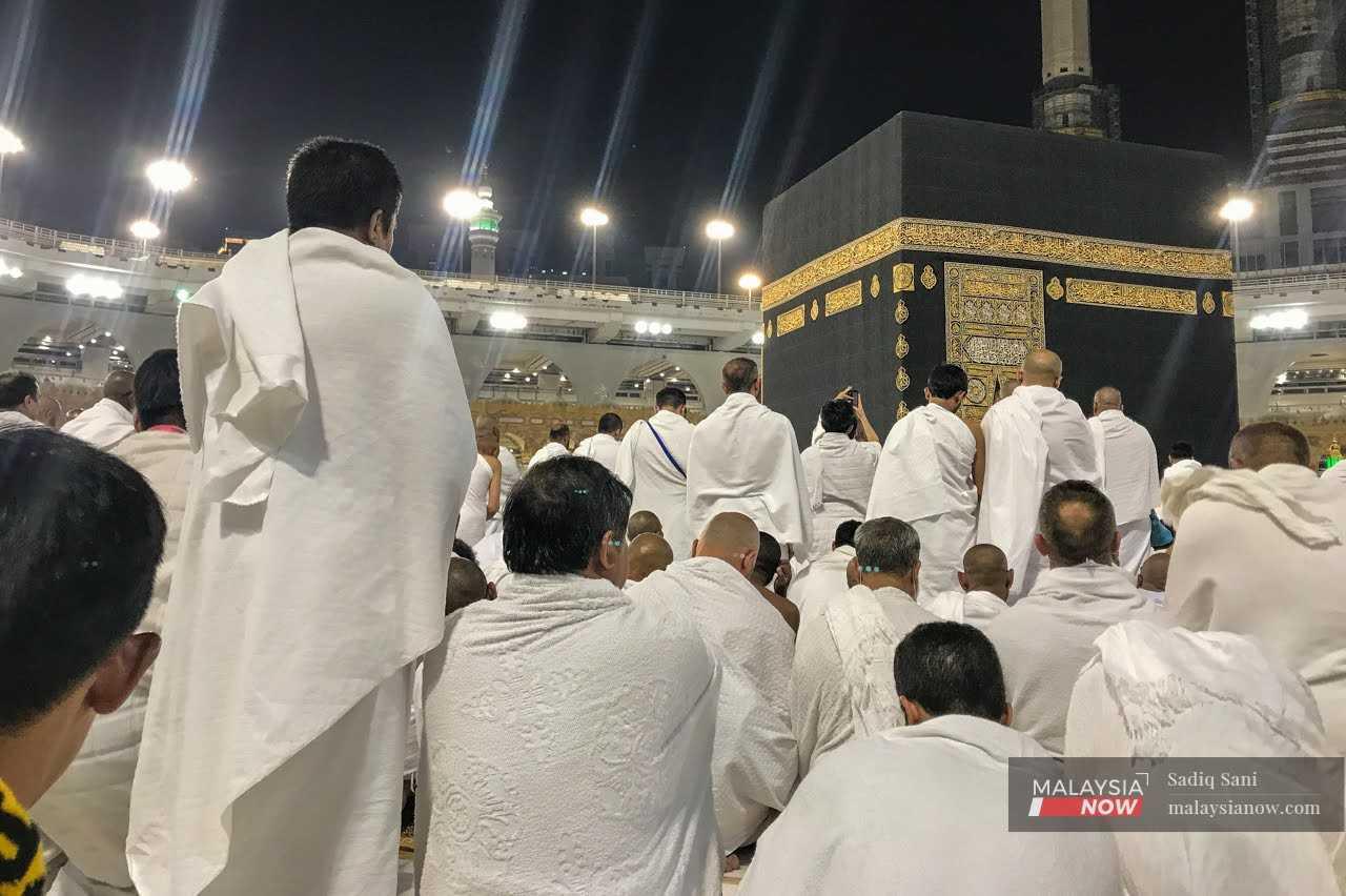 Umat Islam menunggu untuk menunaikan solat di hadapan Kaabah di dalam Masjidil Haram di Mekah, Arab Saudi.