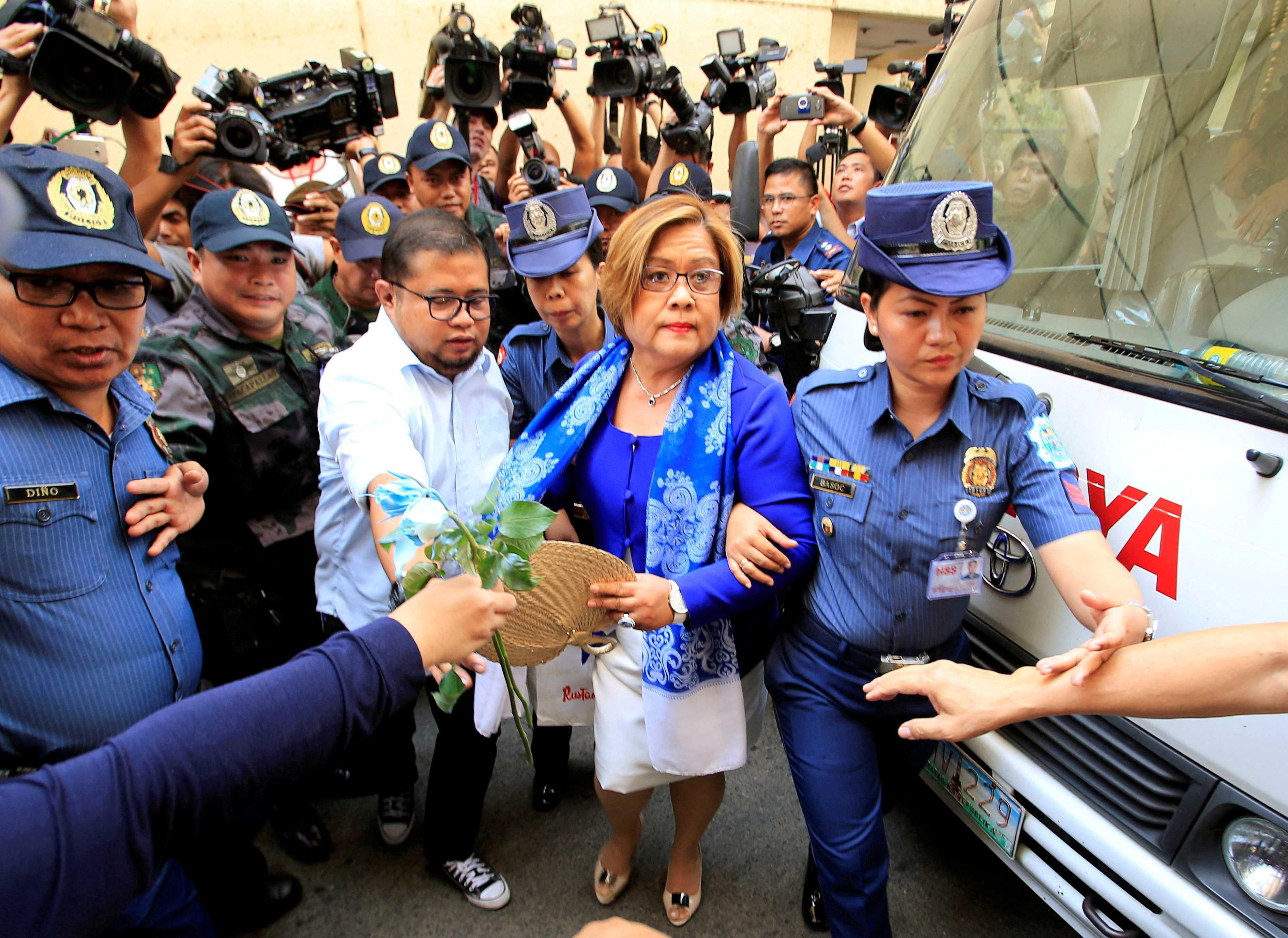 Philippine police escort Leila de Lima on her way to a local court to face an obstruction of justice complaint in Quezon city, metro Manila, Philippines March 13, 2017. Photo: Reuters