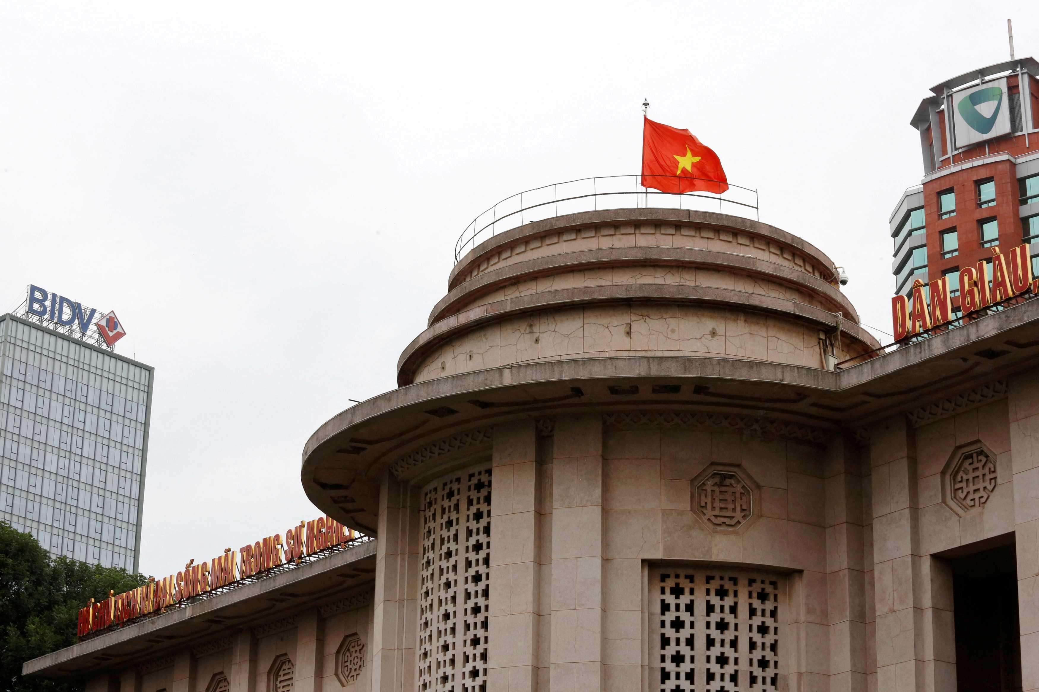 Bendera Vietnam berkibar di atas bangunan di tengah Hanoi, Vietnam, 23 November 2017. Gambar: Reuters