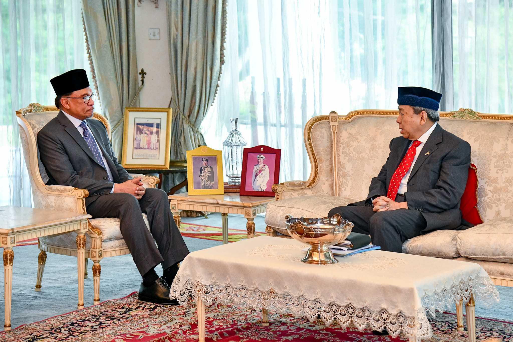 Prime Minister Anwar Ibrahim with Selangor ruler Sultan Sharafuddin Idris Shah. Photo: Facebook 
