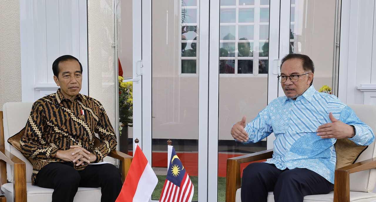 Perdana Menteri Anwar Ibrahim (kanan) mengadakan pertemuan dengan Presiden Indonesia Joko Widodo, yang dalam rangka lawatan kerja dua hari ke Malaysia di Seri Perdana, 8 Jun. Gambar: Bernama