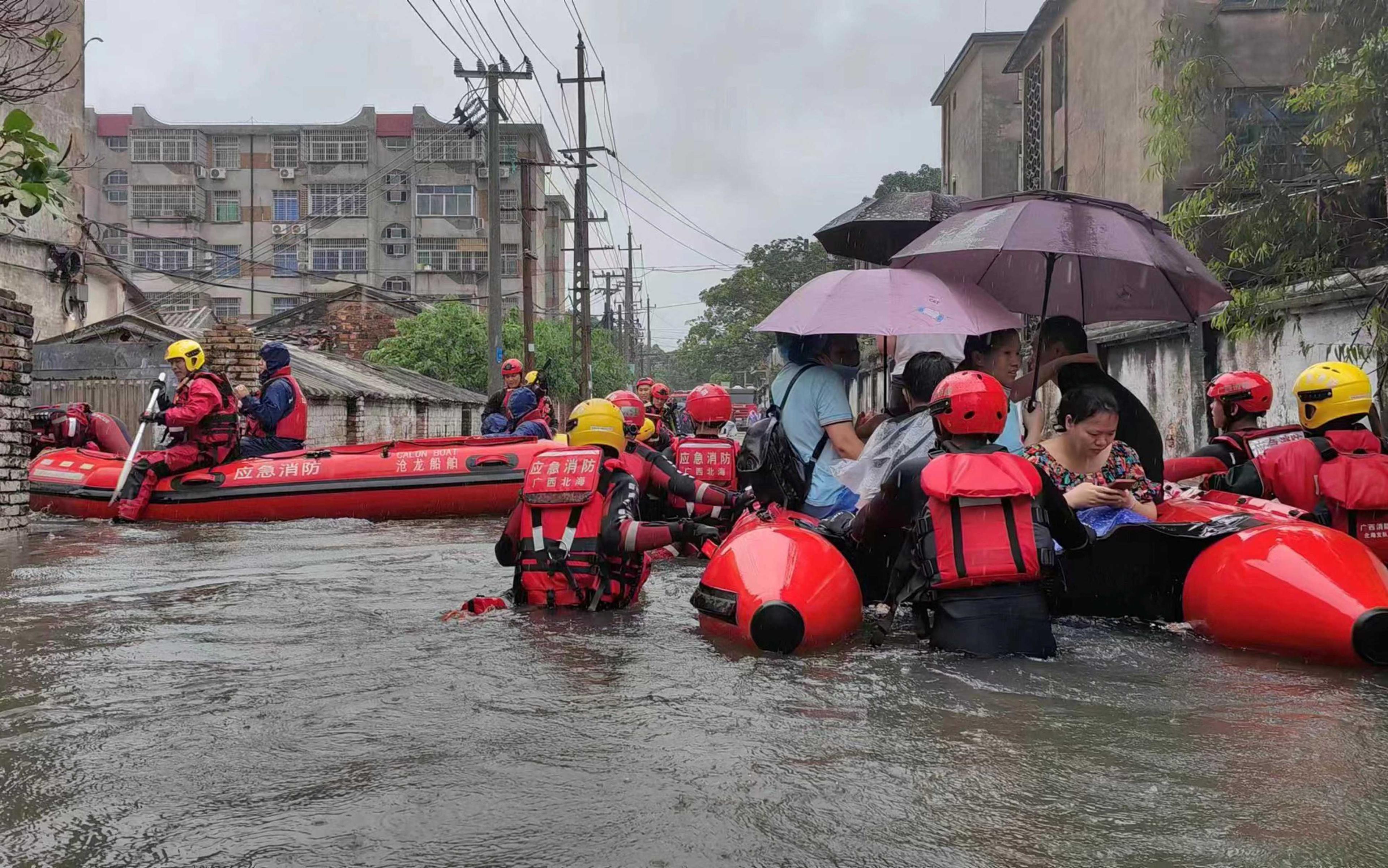 Rescue workers evacuate stranded residents on a flooded street following heavy rainfall in Beihai, Guangxi Zhuang Autonomous Region, China June 8. Photo: Reuters