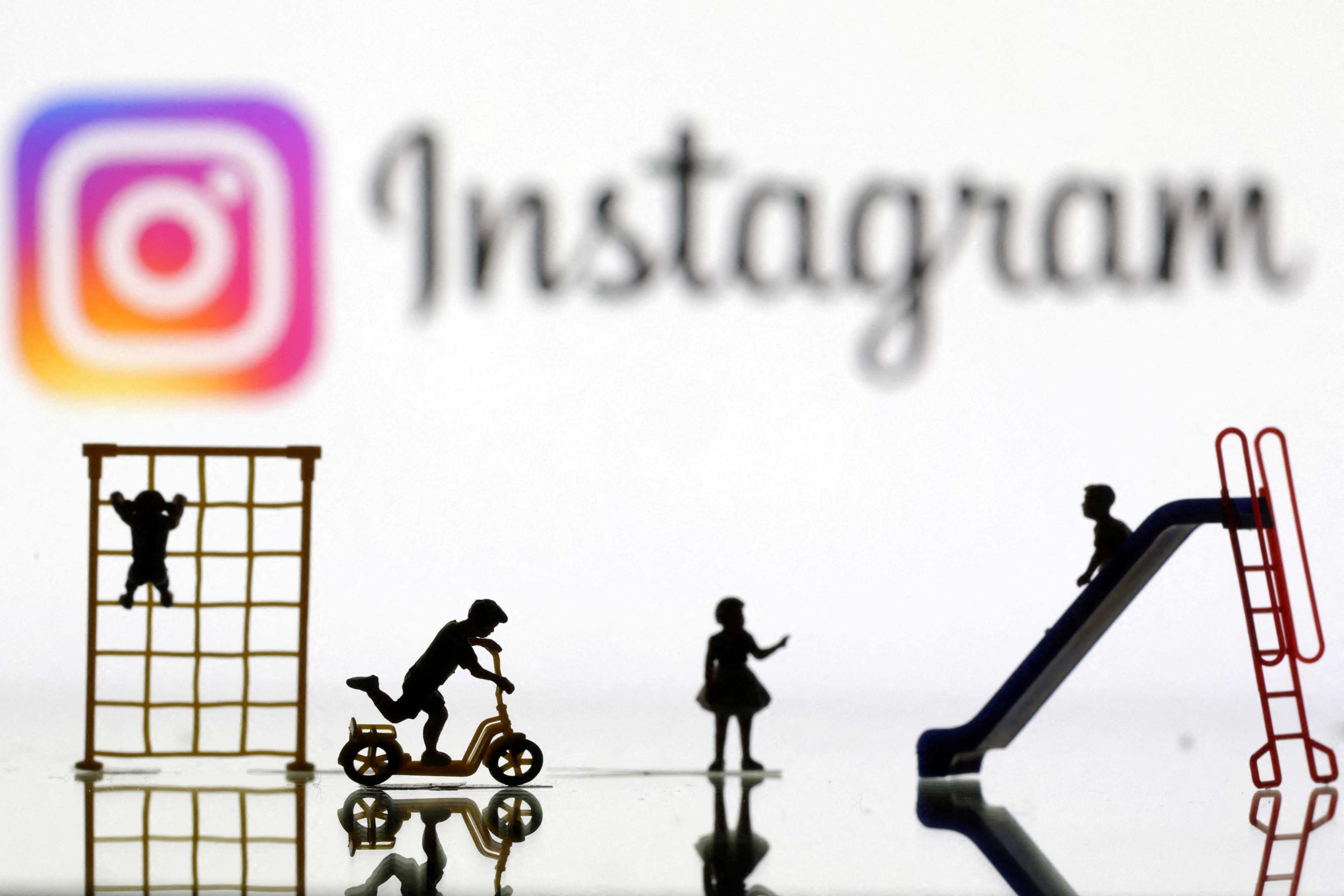 Miniatur taman permainan kanak-kanak dilihat di hadapan logo Instagram yang dipaparkan dalam ilustrasi yang diambil pada 4 April 2023. Gambar: Reuters