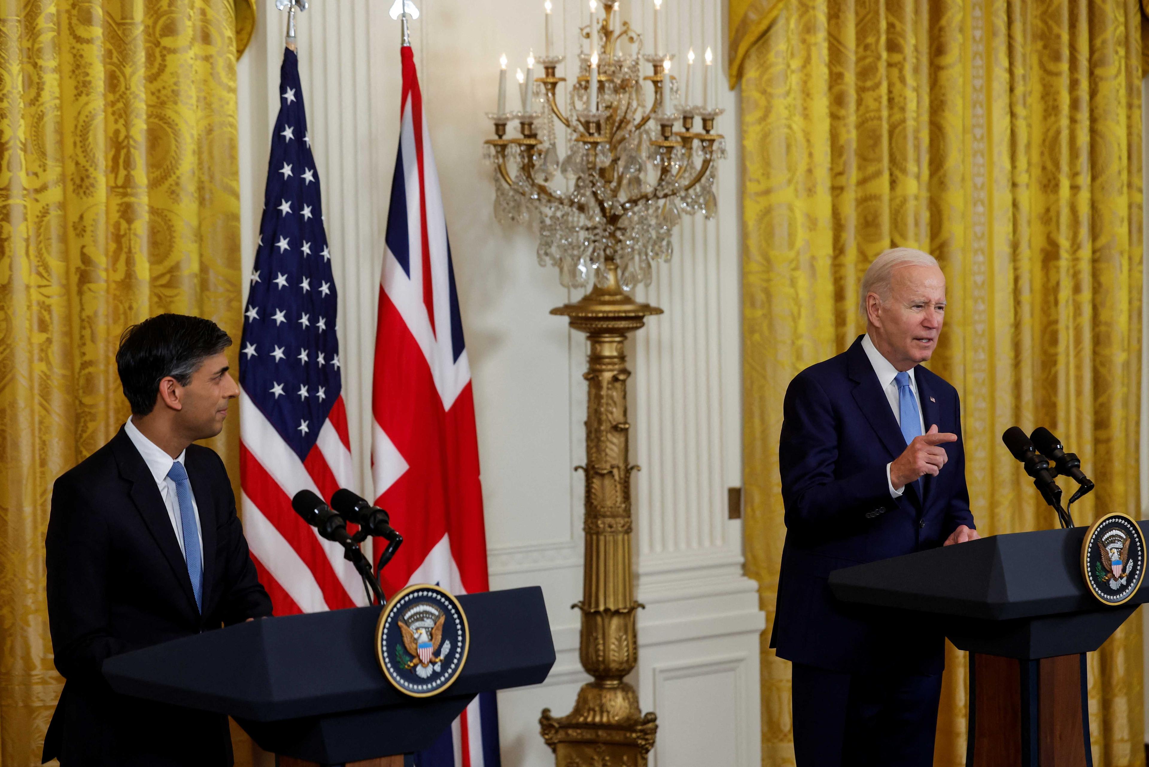 Perdana Menteri Britain Rishi Sunak mendengar ketika Presiden AS Joe Biden berucap pada sidang akhbar bersama di Bilik Timur di Rumah Putih di Washington, AS, 8 Jun. Gambar: Reuters