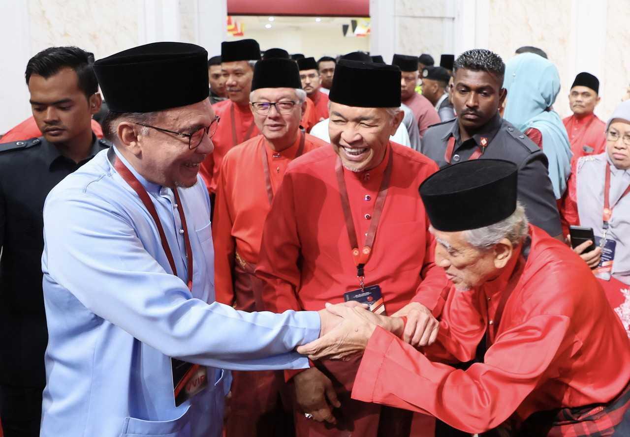 Perdana Menteri Anwar Ibrahim diiringi Presiden Umno Ahmad Zahid Hamidi ketika menghadiri Perhimpunan Agung Umno 2023 di Pusat Dagangan Dunia (WTC) Kuala Lumpur, hari ini. Gambar: Bernama