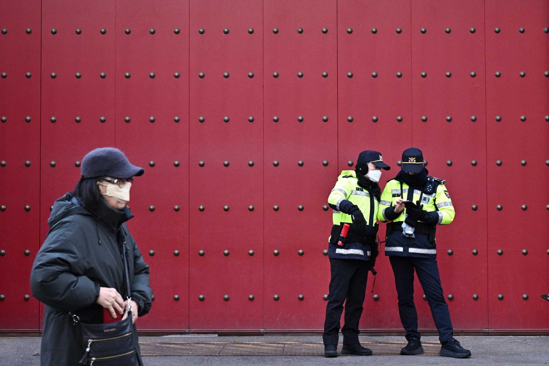 Polis berkawal di Seoul pada 10 Januari. Gambar: AFP