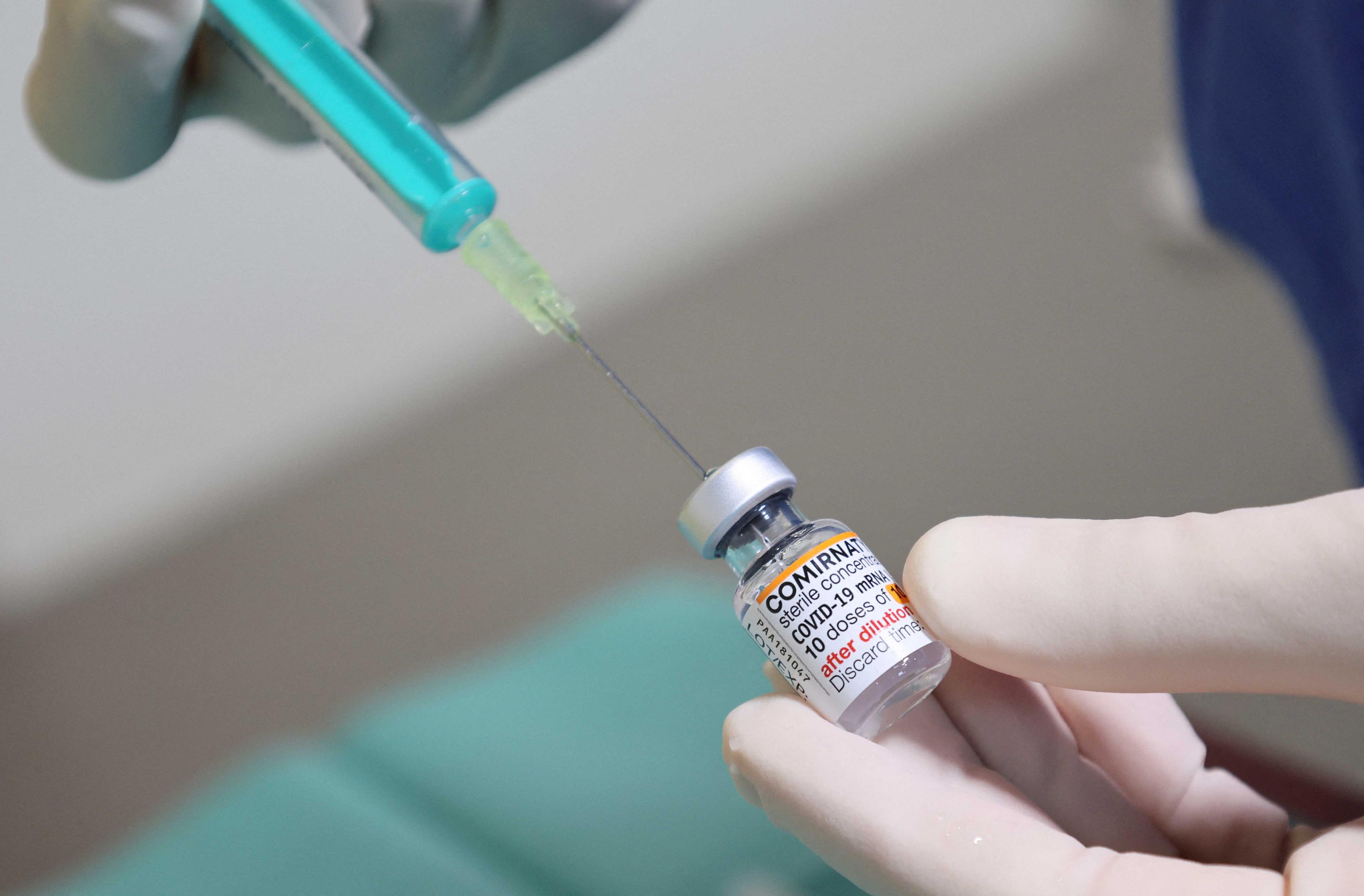 Pembantu teknikal perubatan menyediakan picagari dengan vaksin Covid-19 di Bonn, Jerman, 15 Disember 2021. Gambar: Reuters