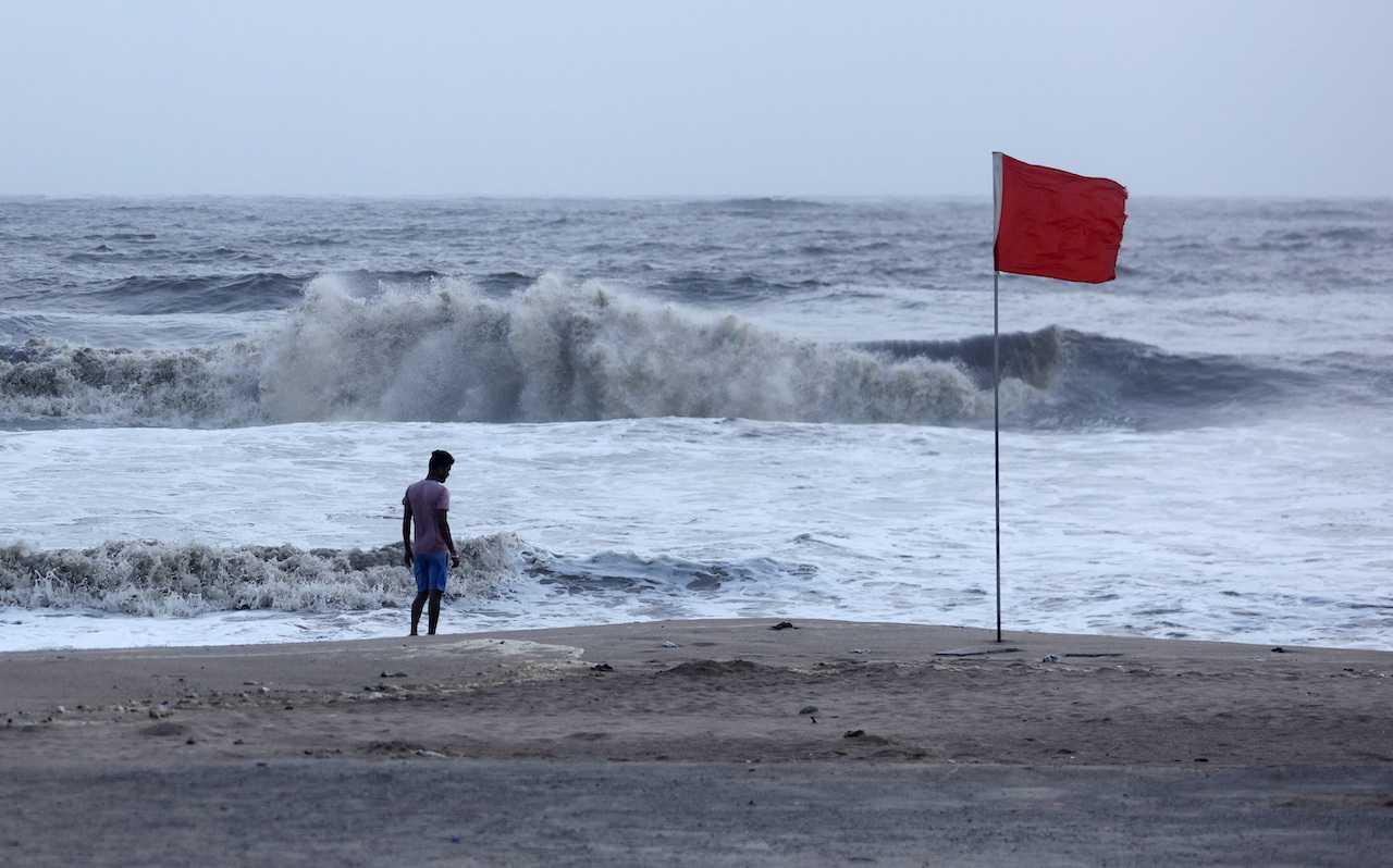 A lifeguard patrols Juhu beach during a red flag alert due to rough seas caused by Cyclone Biparjoy, in Mumbai, India, June 12. Photo: Reuters

