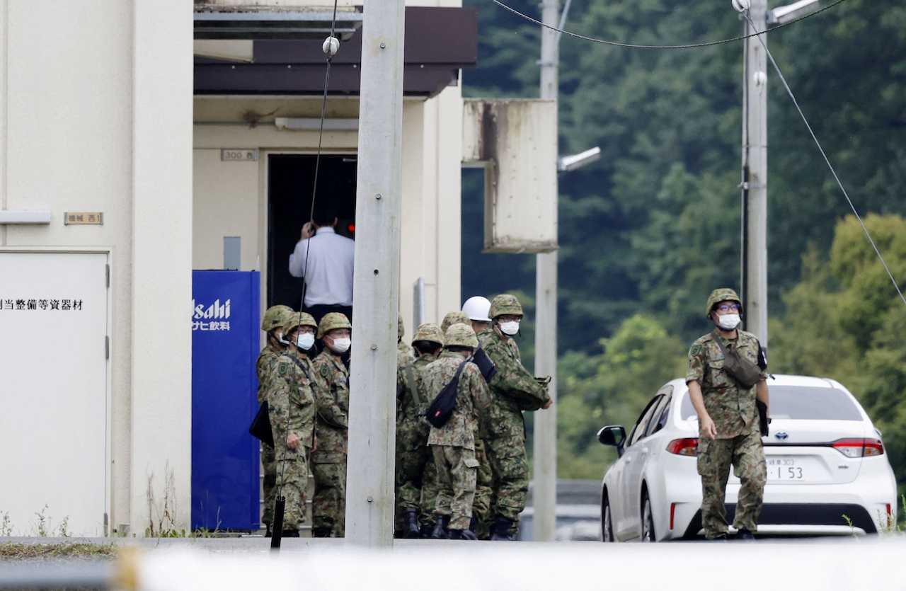 Anggota tentera dari Pasukan Pertahanan Diri Darat Jepun dilihat di sekitar kawasan kejadian tembakan, di mana seorang anggota remaja ditahan kerana disyaki cuba membunuh selepas insiden tembakan itu, di Gifu, Jepun, 14 Jun. Gambar: Reuters