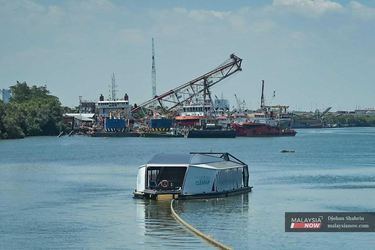An Interceptor machine collects rubbish along the Klang River.