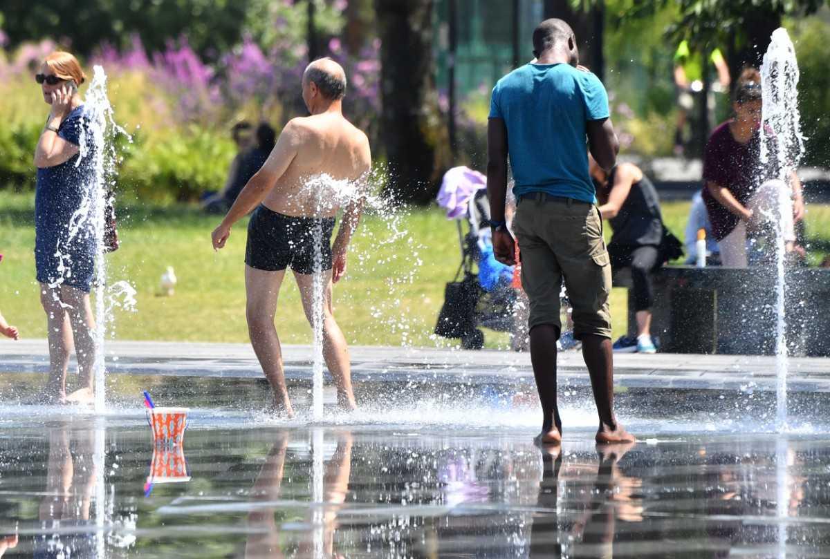 People refresh themselves in the water of a public fountain on June 19, 2017 in Nantes, western France. Photo: AFP 