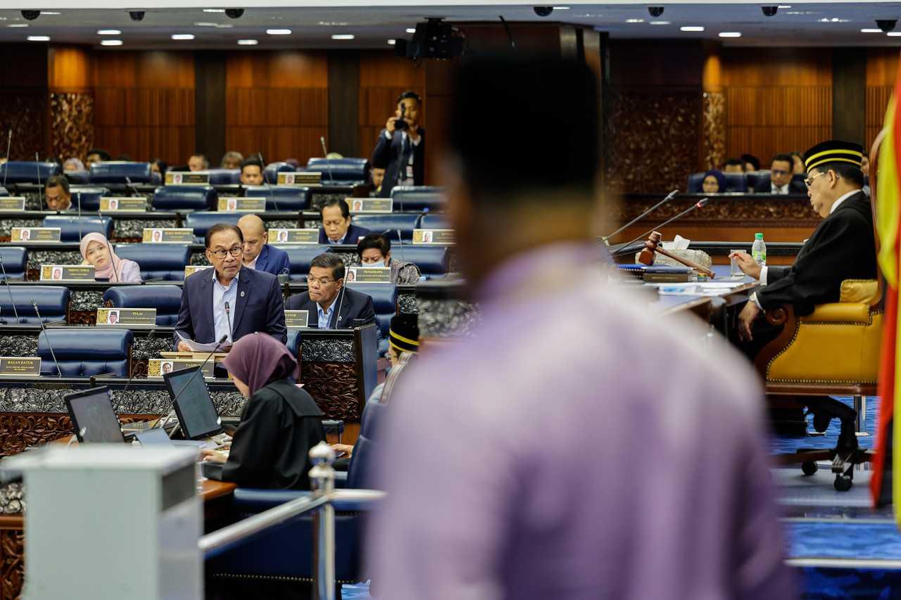 Perdana Menteri Anwar Ibrahim berucap di Dewan Rakyat, 14 Jun. Gambar: Bernama