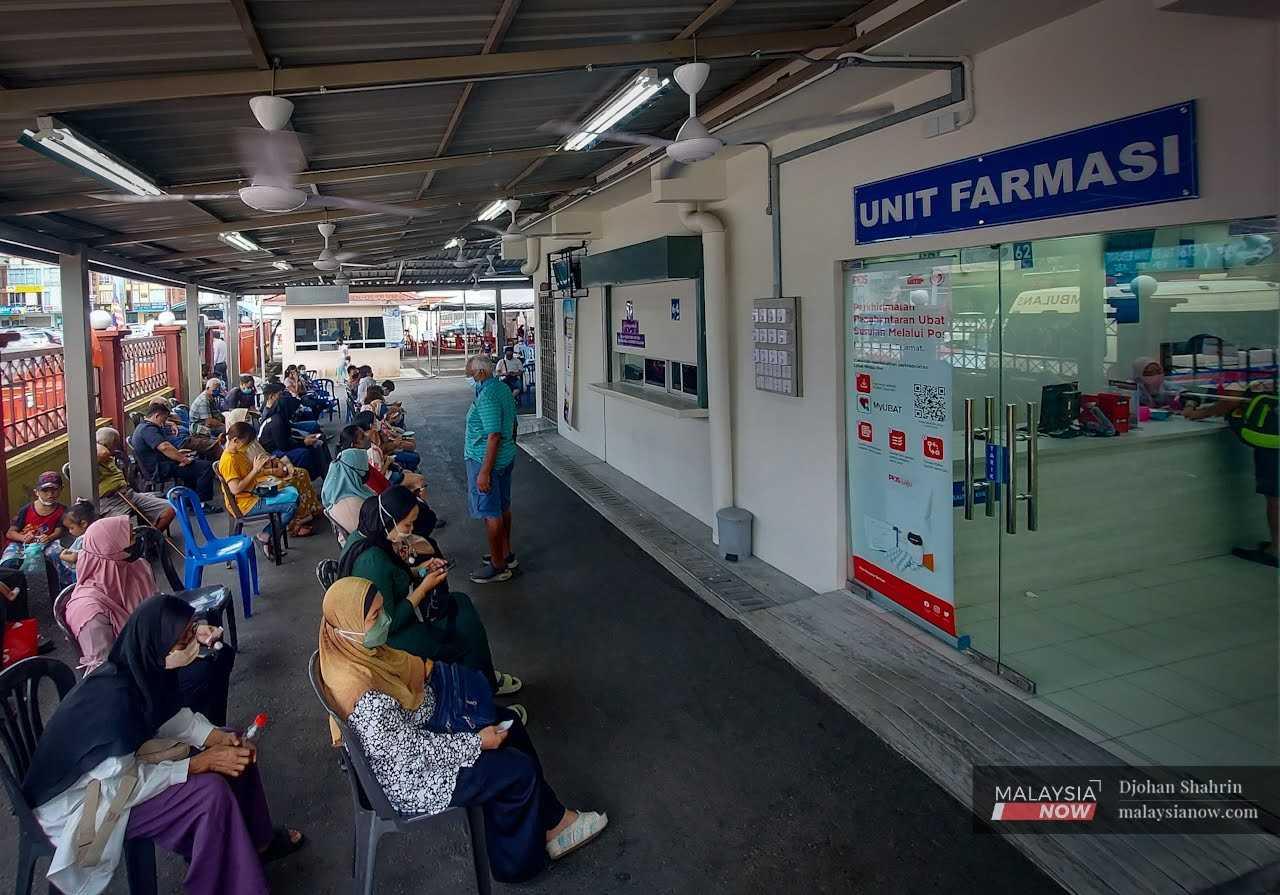 Orang ramai menunggu giliran untuk mengambil ubat-ubatan di bahagian farmasi di Klinik Kesihatan Ampang.