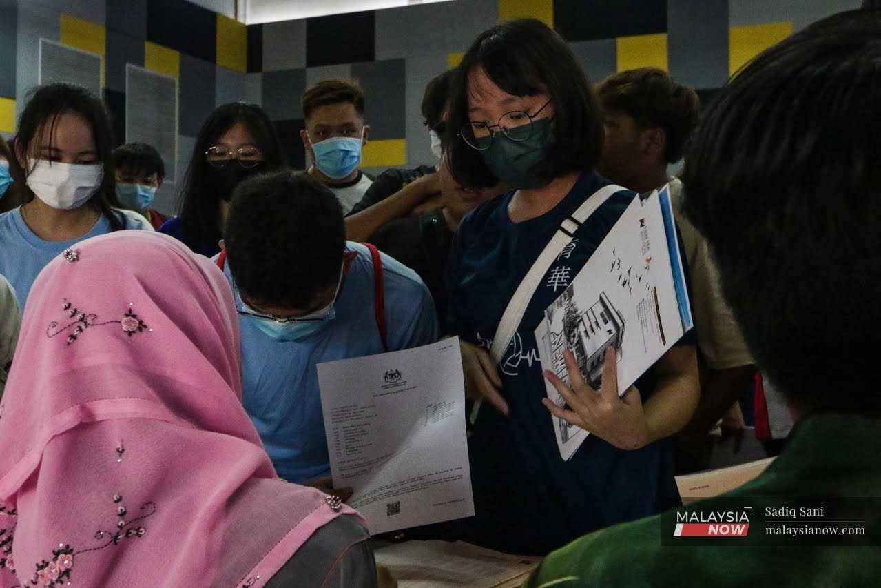Pelajar SMJK Yu Hua di Kajang menunggu untuk menerima keputusan peperiksaan SPM pada 8 Jun.