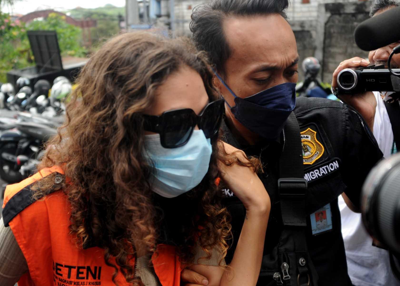 Heather Mack (centre) is escorted by immigration guards to the immigration detention house in Jimbaran, on the resort island of Bali, on Oct 29, 2021. Photo: AFP