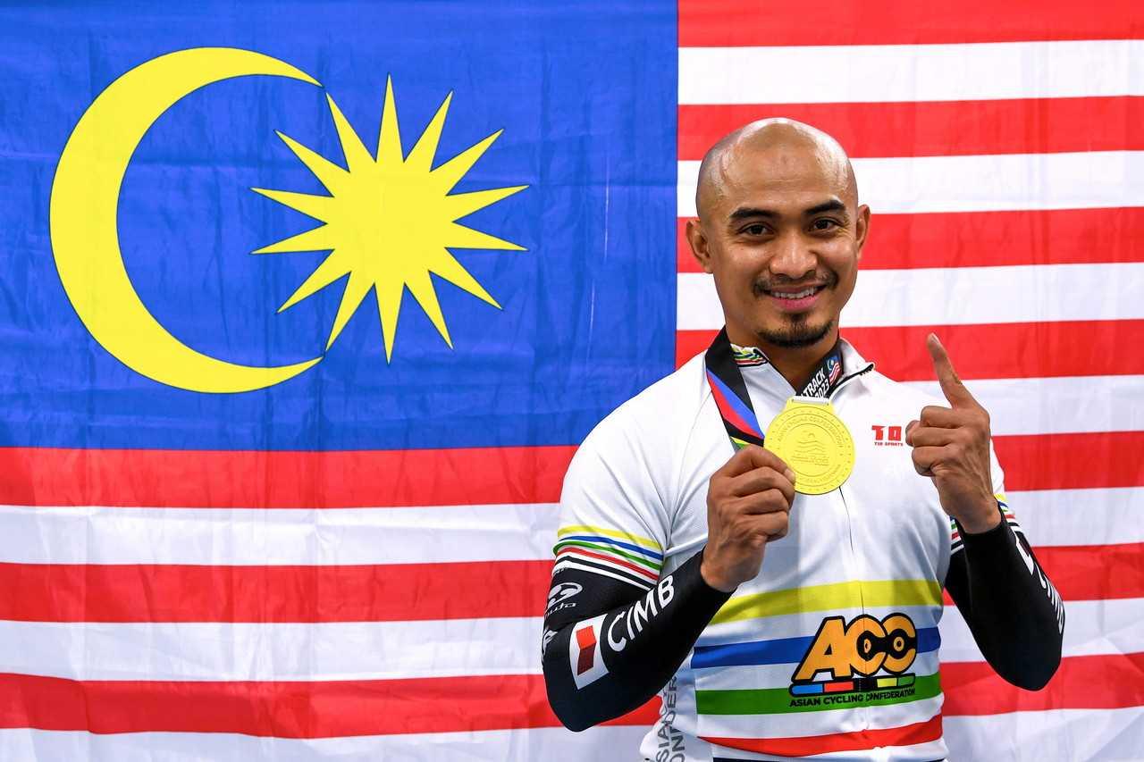 National track athlete Mohd Azizulhasni Awang poses with his gold medal after winning the men’s elite sprint final at the Asian Track Cycling Championship at the National Velodrome in Nilai. Photo: Bernama
