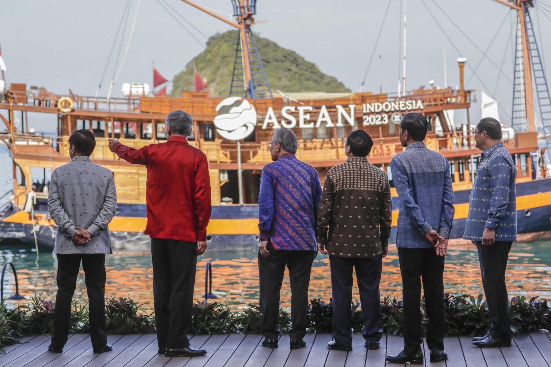 Pemimpin Asean berkumpul untuk bergambar bersama sewaktu Sidang Kemuncak Asean ke-42 di Labuan Bajo pada 11 Mei. Gambar: AFP