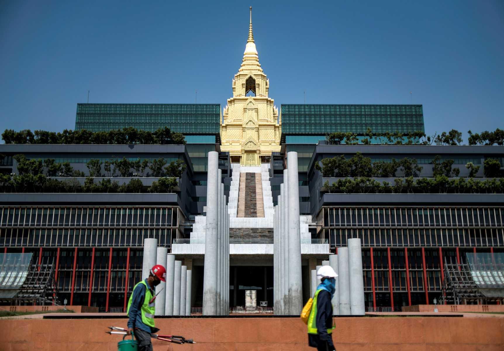 In this picture taken on March 4, workers walk in front of the Thai Parliament complex in Bangkok, the meeting place of the National Assembly of Thailand. Photo: AFP