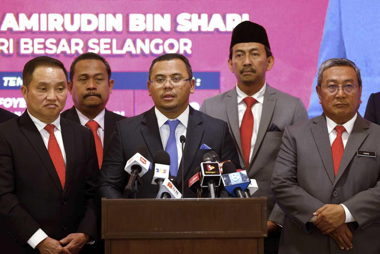 Menteri Besar Selangor Amirudin Shari (tengah) mengadakan sidang media khas sempena lima tahun pentadbirannya di Bangunan Sultan Salahuddin Abdul Aziz Shah, 19 Jun. Gambar: Bernama
