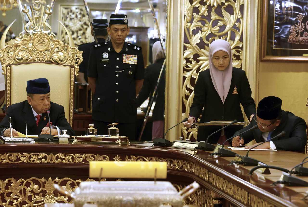 Selangor ruler Sultan Sharafuddin Idris Shah (left) looks on as Selangor Menteri Besar Amirudin Shari (right) signs the proclamation on the dissolution of the state assembly at a ceremony at Istana Alam Shah, June 19. Photo: Bernama 
