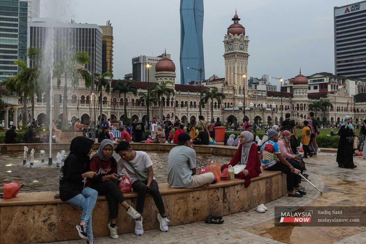 Orang ramai berkumpul di Dataran Merdeka untuk berbuka puasa.
