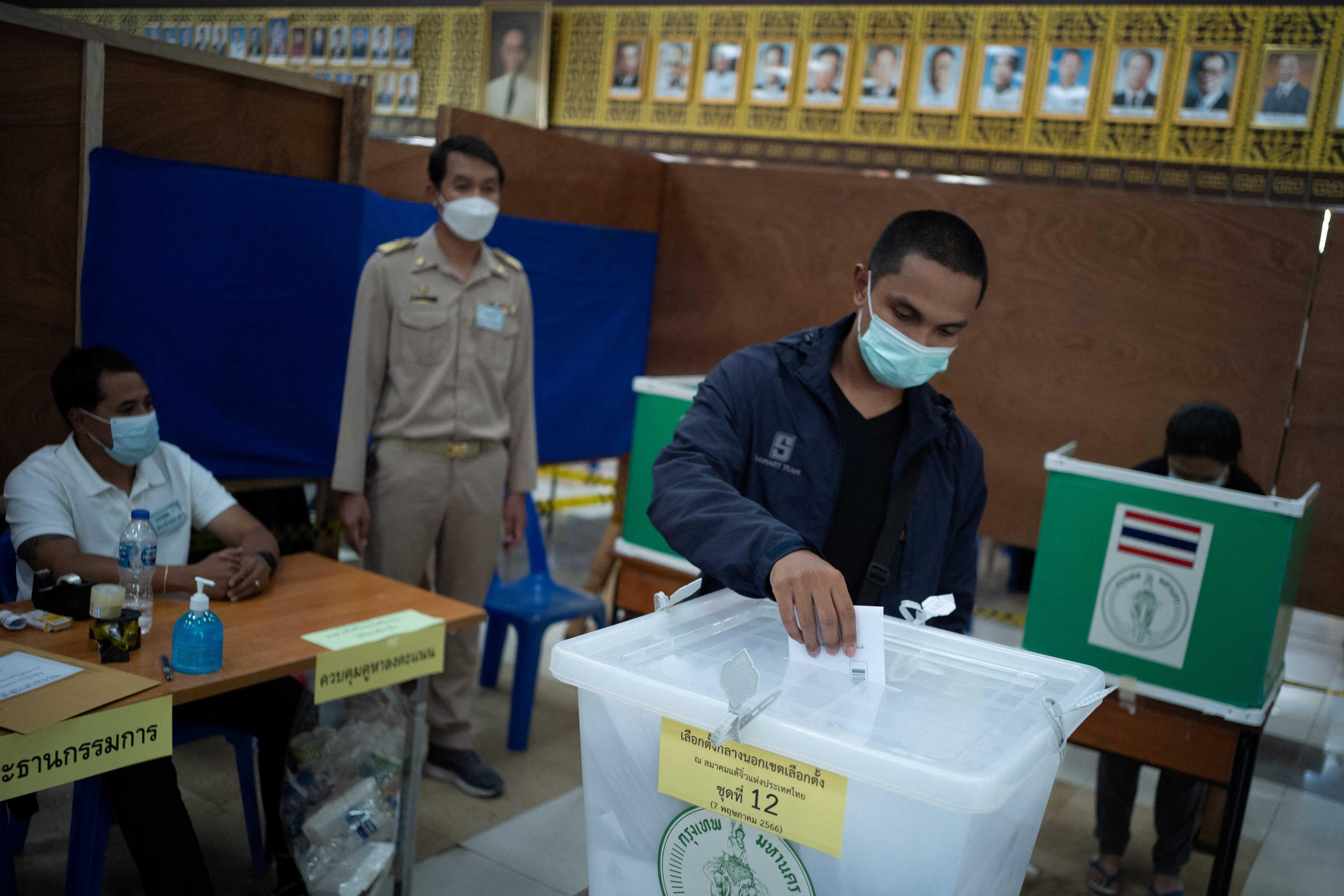 Seorang lelaki menunaikan tanggungjawab mengundi awal untuk pilihan raya umum Thailand di sebuah pusat mengundi di Bangkok, Thailand, 7 Mei. Gambar: Reuters