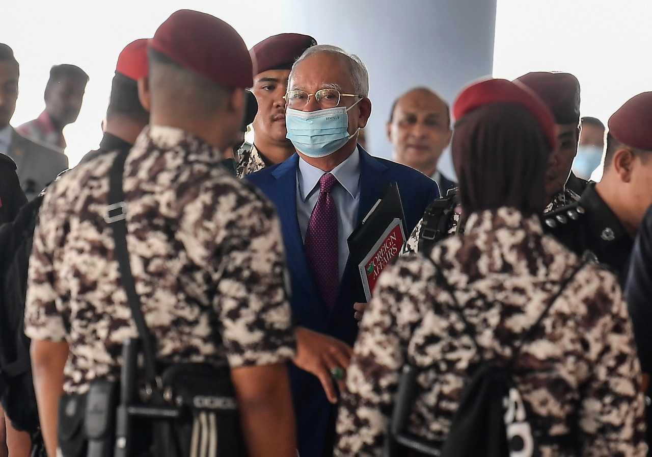 Bekas perdana menteri Najib Razak (tengah) hadir di Kompleks Mahkamah Kuala Lumpur hari ini bagi sambungan prosiding perbicaraan berhubung kes 1MDB. Gambar: Bernama
