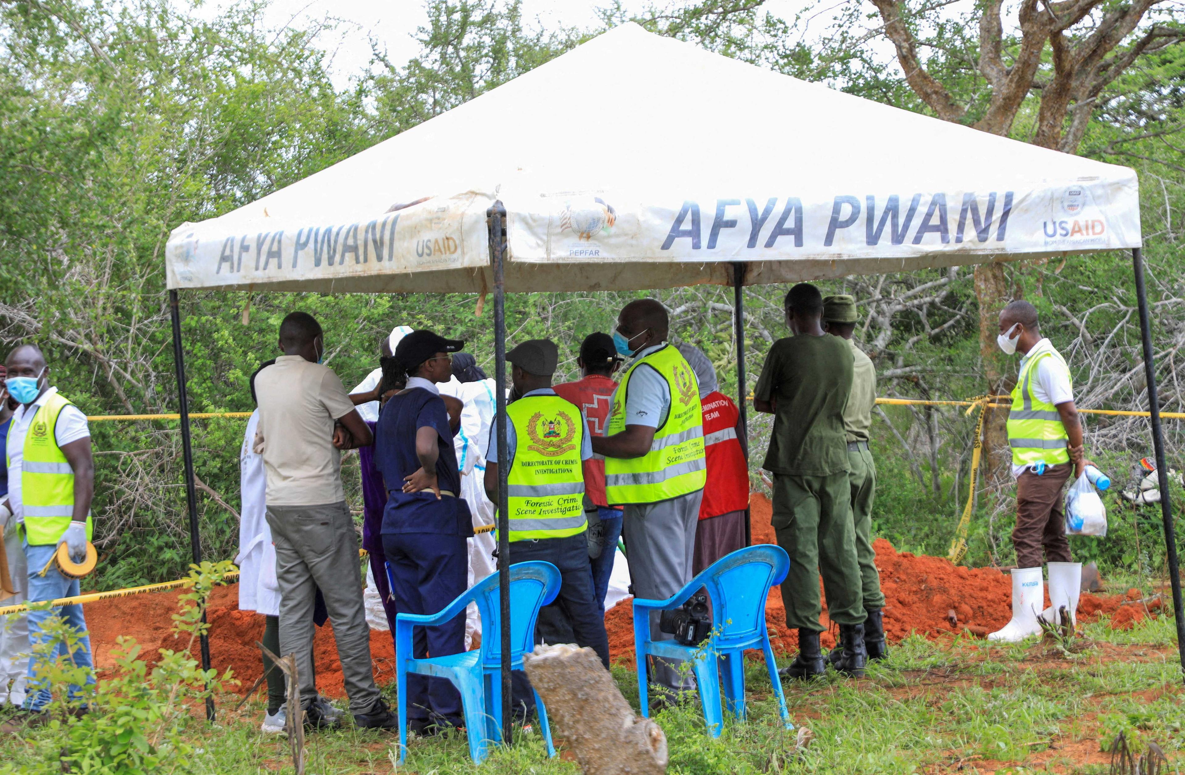 Forensic experts and homicide detectives gather to exhume bodies of suspected followers of a Christian cult, in Shakahola forest of Kilifi county, Kenya May 9. Photo: Reuters