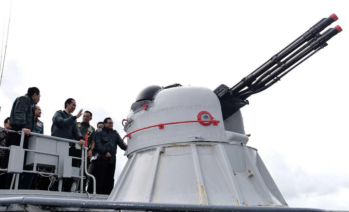 This handout photo taken and released by the Presidential Palace on June 23, 2016 shows Indonesian President Joko Widodo gesturing onboard the Imam Bonjol warship in Indonesia's Natuna Islands in the South China Sea. Photo: AFP