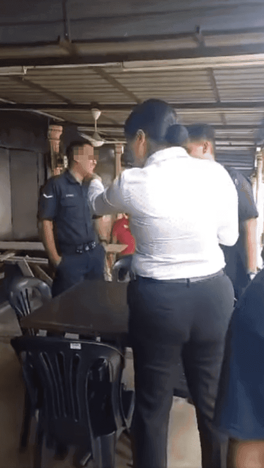 Tangkap layar seorang pegawai polis wanita menghina anggota polis lain yang tular di media sosial.
