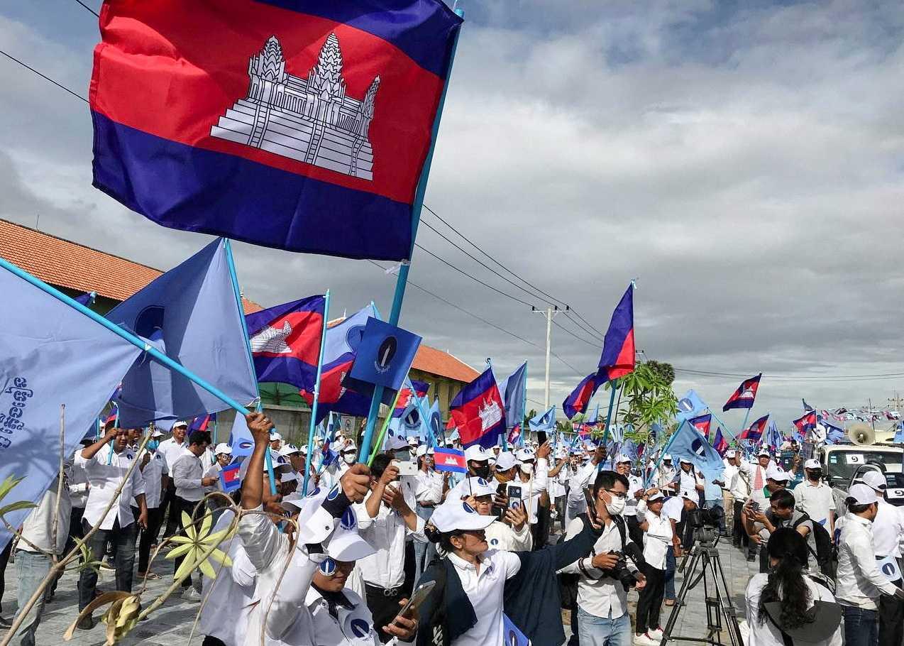 Penyokong parti pembangkang, Candlelight Party, mengibarkan bendera ketika mereka mengambil bahagian dalam berkempen untuk pilihan raya tempatan yang diadakan pada 5 Jun, di Phnom Penh, Kemboja 21 Mei 2022. Gambar: Reuters