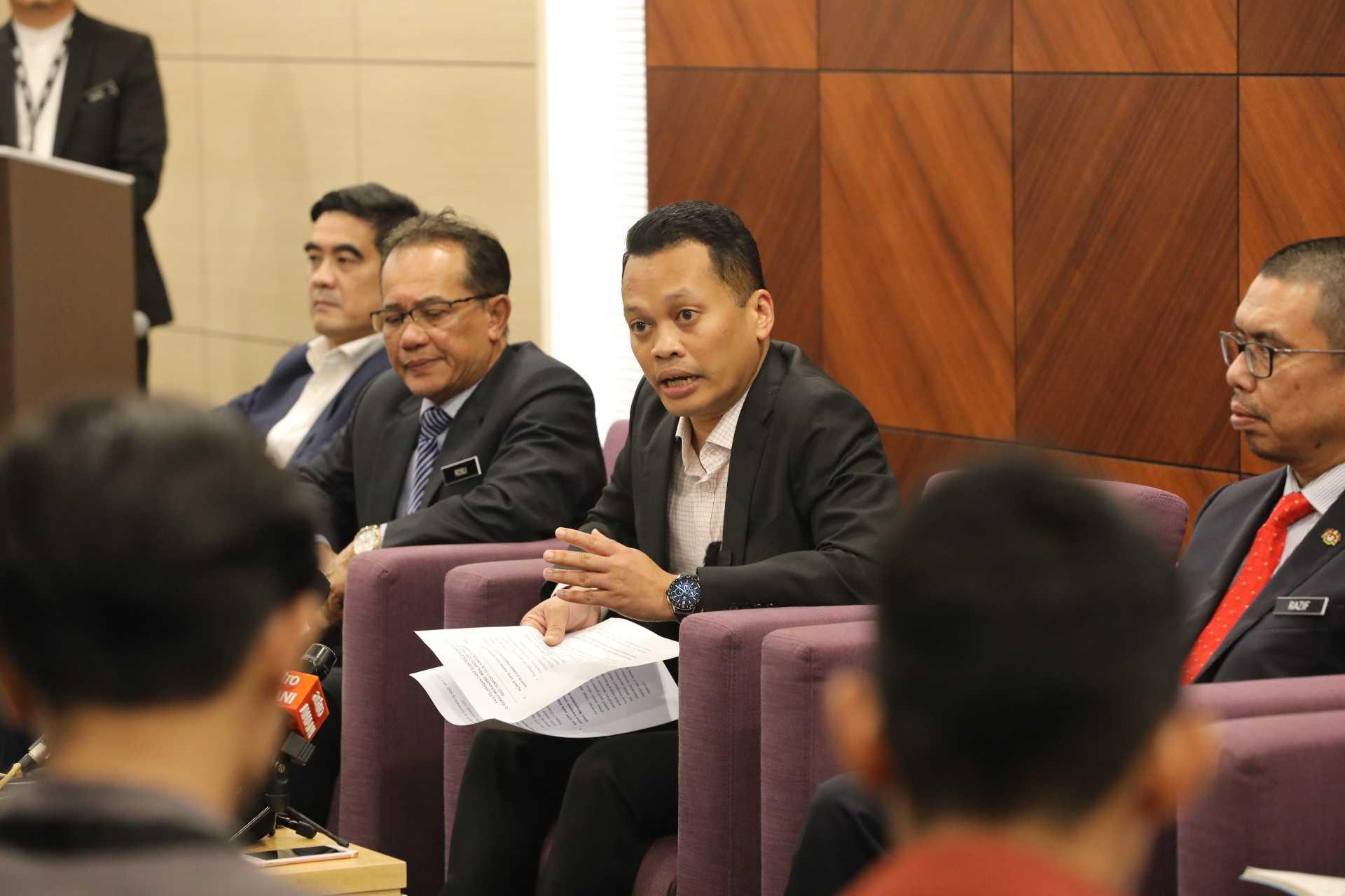 Menteri Sumber Asli, Alam Sekitar dan Perubahan Iklim Nik Nazmi Nik Ahmad (tengah) pada sidang media di Putrajaya. Gambar: Kementerian Sumber Asli, Alam Sekitar dan Perubahan Iklim
