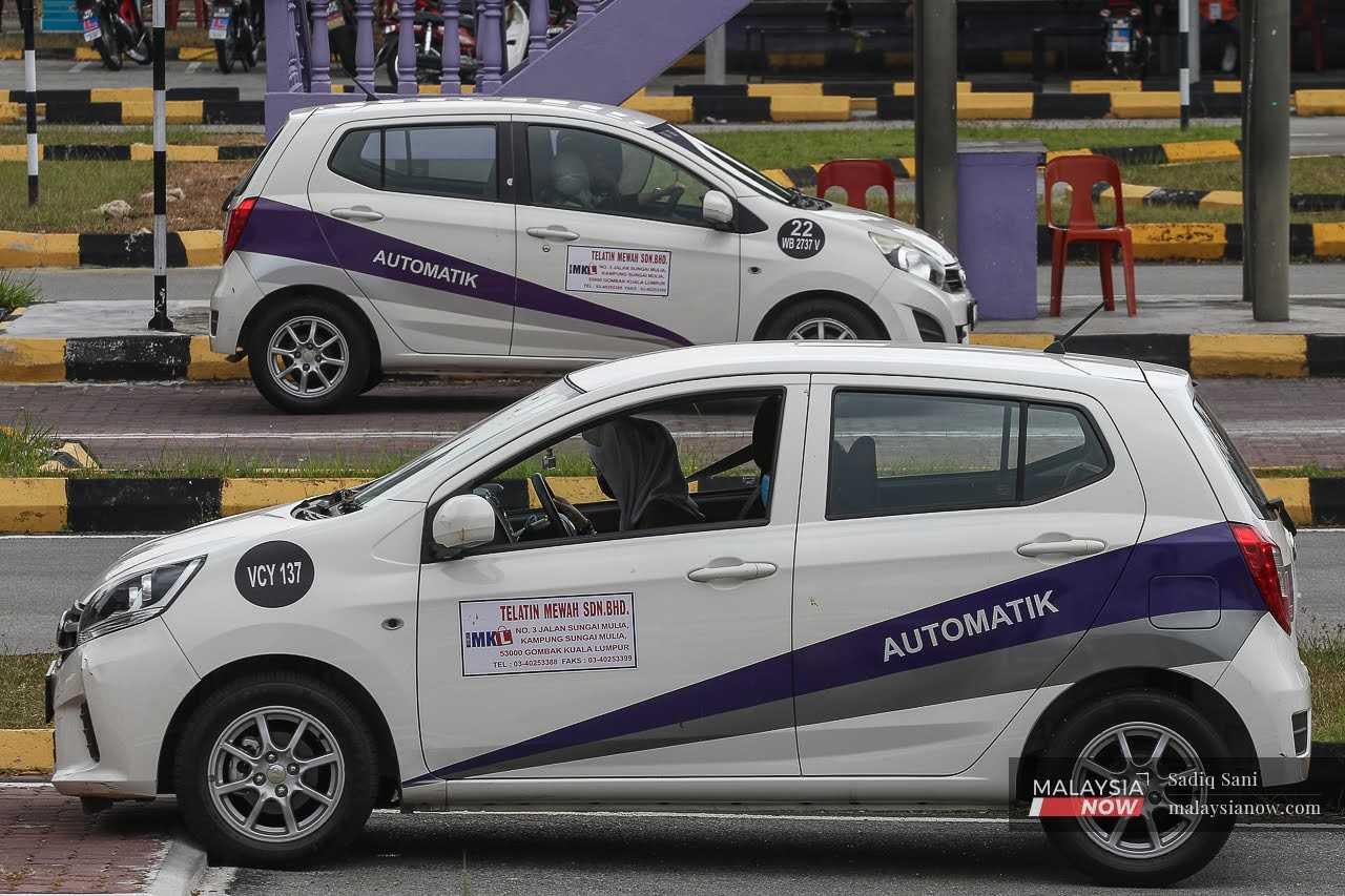 Beberapa pelajar sedang berlatih memandu di sebuah institut memandu di Taman Melawati, Kuala Lumpur.