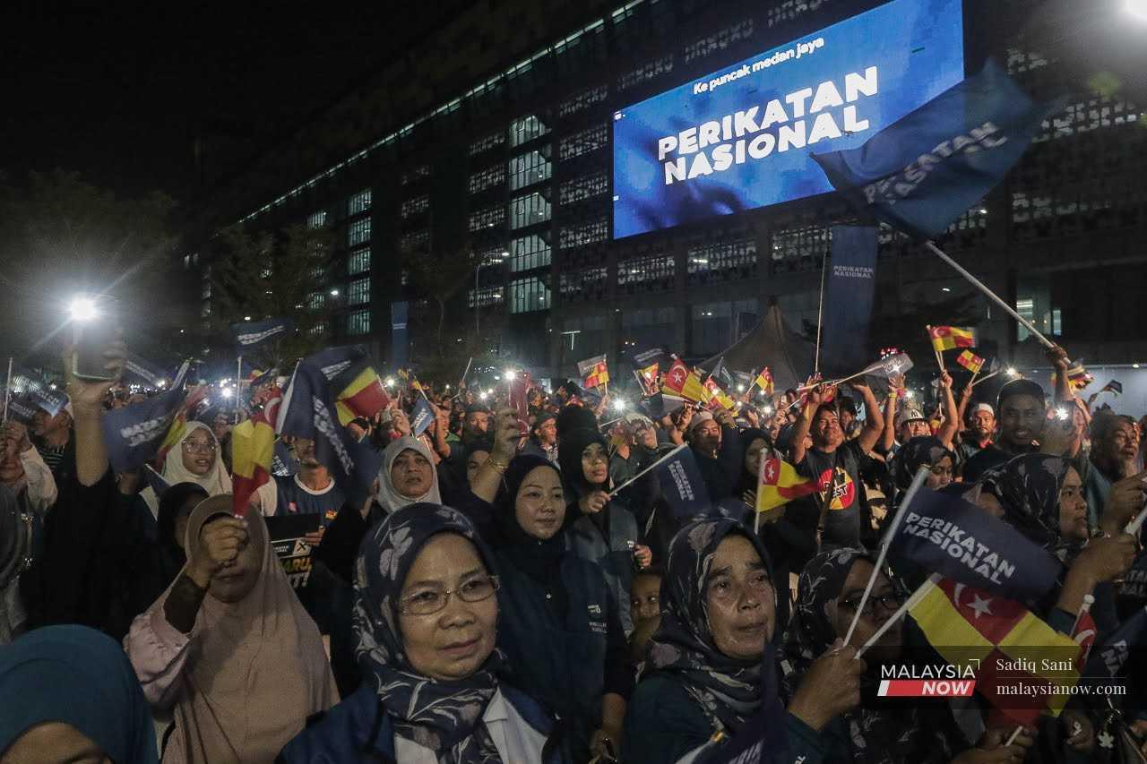 Penyokong berkumpul ketika acara Perikatan Nasional di Shah Alam, menjelang PRN di Selangor.