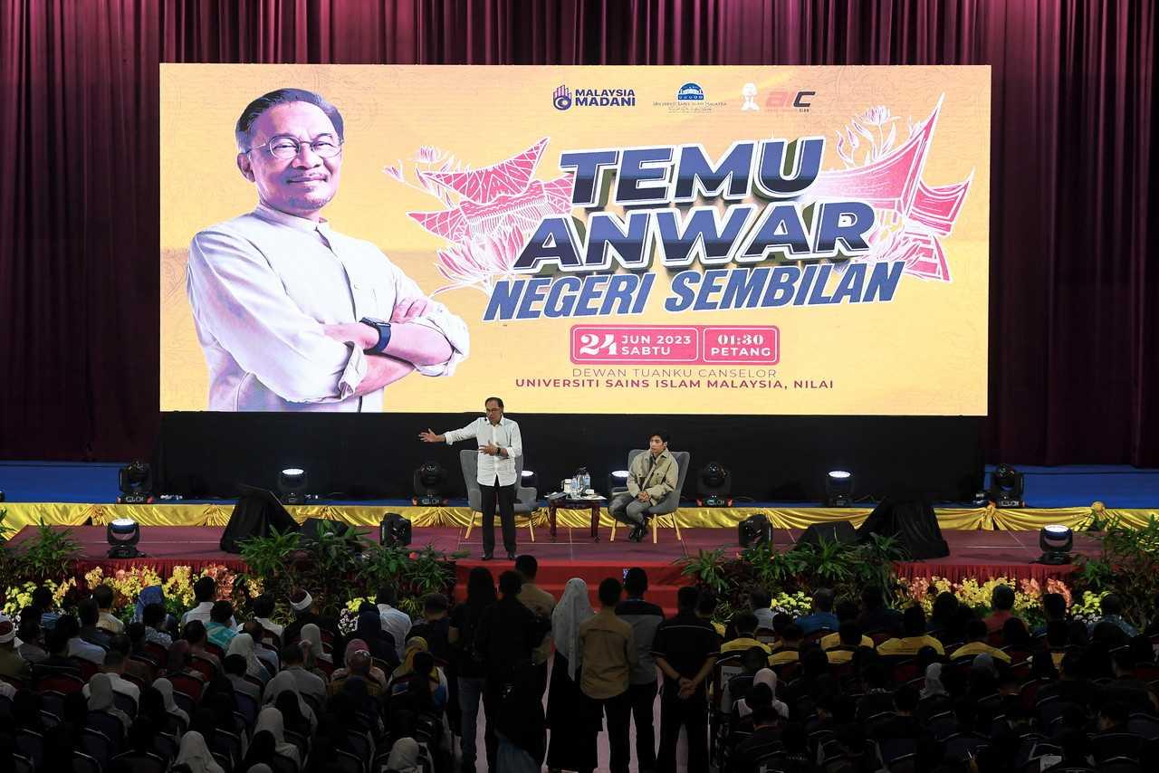 Perdana Menteri Anwar Ibrahim bercakap pada sesi dialog bersama pelajar di Universiti Sains Islam Malaysia di Nilai, 24 Jun. Gambar: Bernama