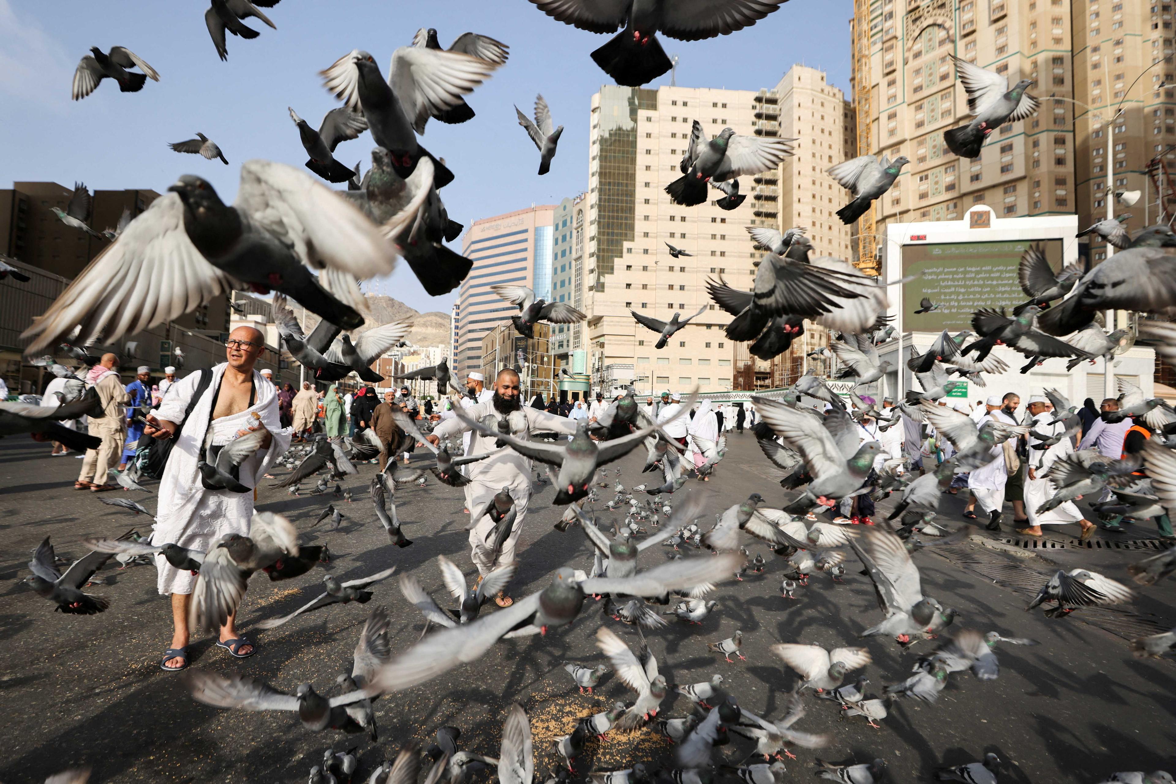 Doves fly around Muslim pilgrims outside the kaaba, as people start arriving to perform the annual haj in the Grand Mosque, in the holy city of Mecca, Saudi Arabia, June 24. Photo: Reuters