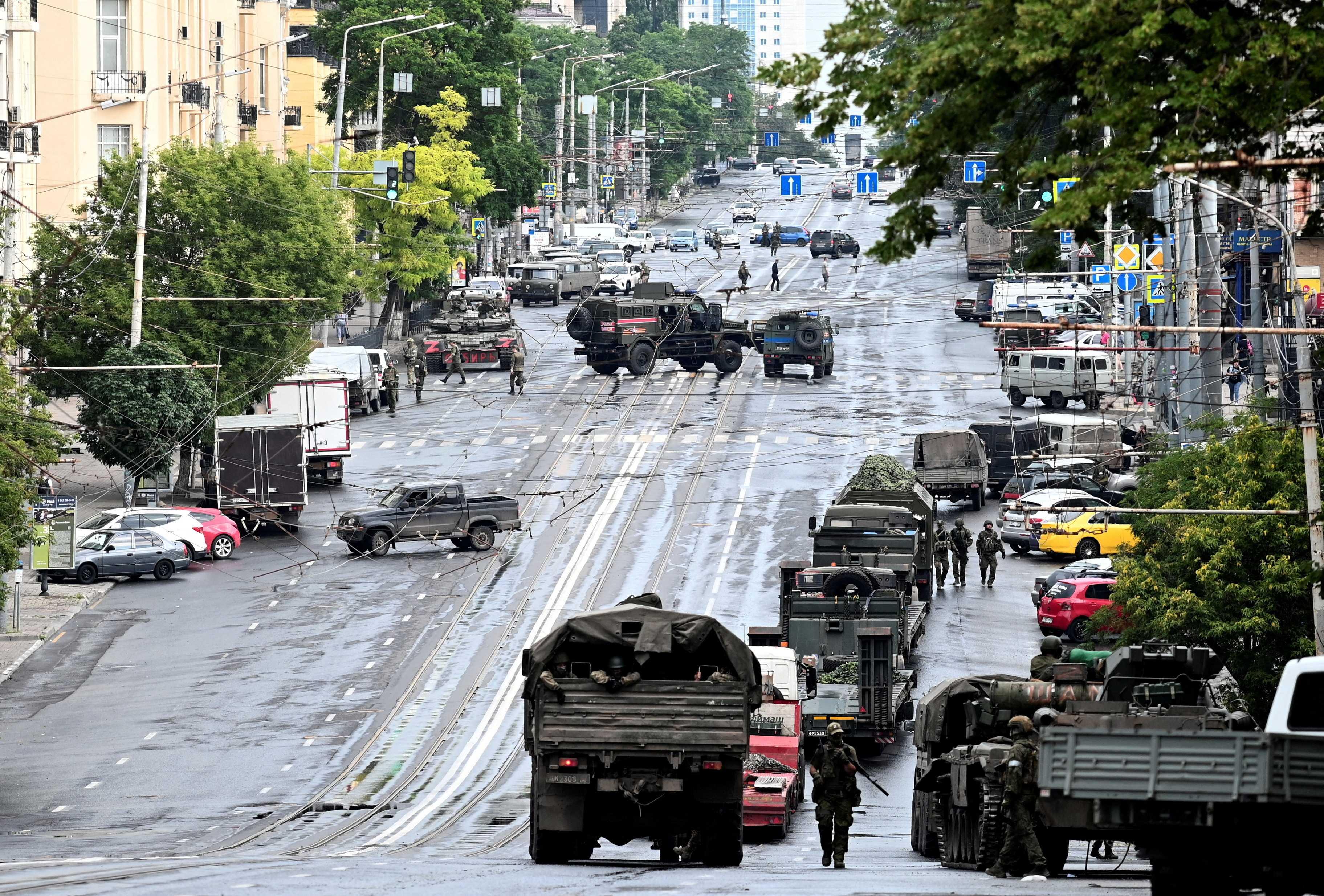 Fighters of Wagner private mercenary group are deployed in a street near the headquarters of the Southern Military District in the city of Rostov-on-Don, Russia, June 24. Photo: Reuters
