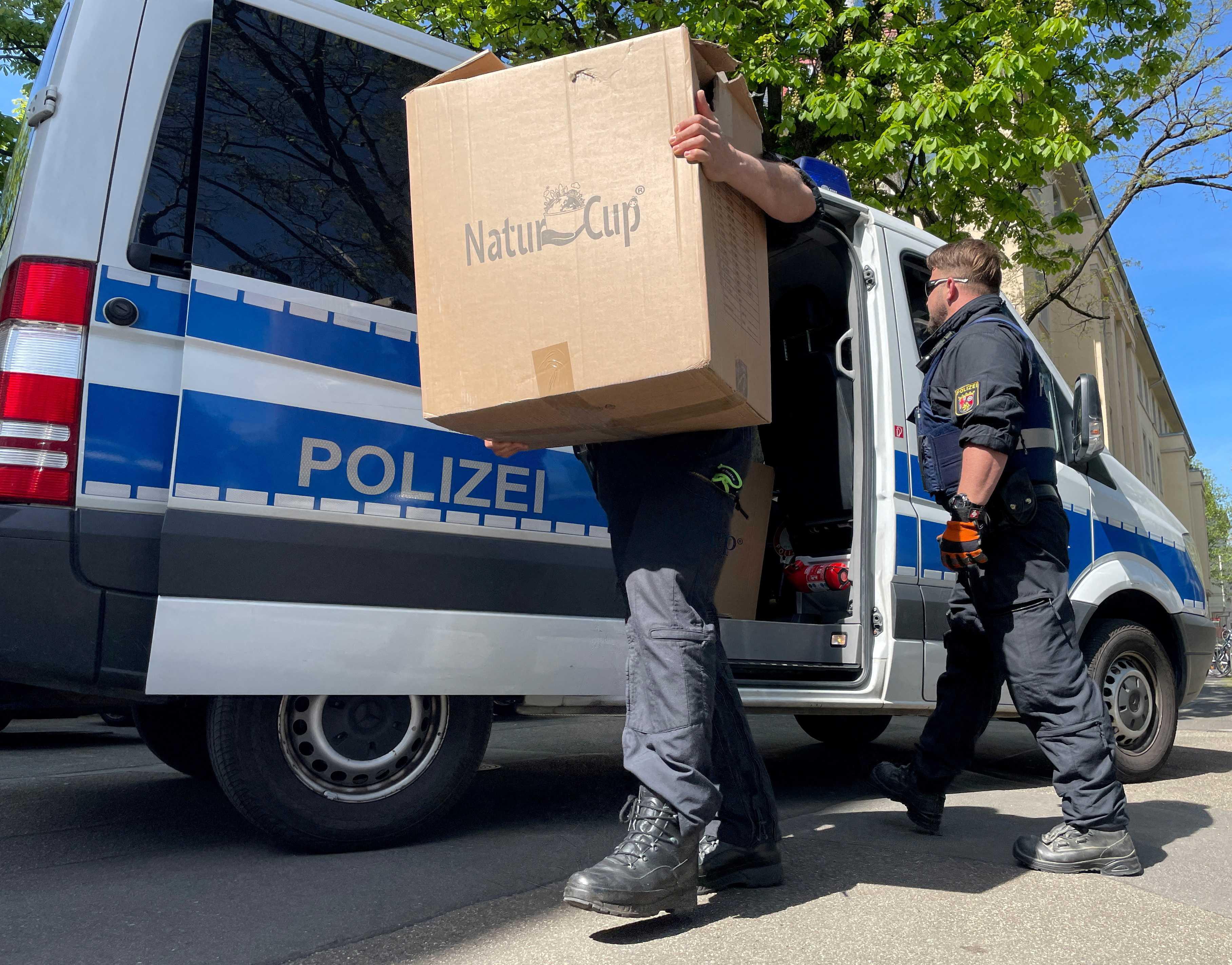 Police officers carry boxes into a police building in Mainz, Germany, May 3, after German police arrested dozens of people across the country in an investigation of the Italian 'Ndrangheta organised crime group. Photo: Reuters