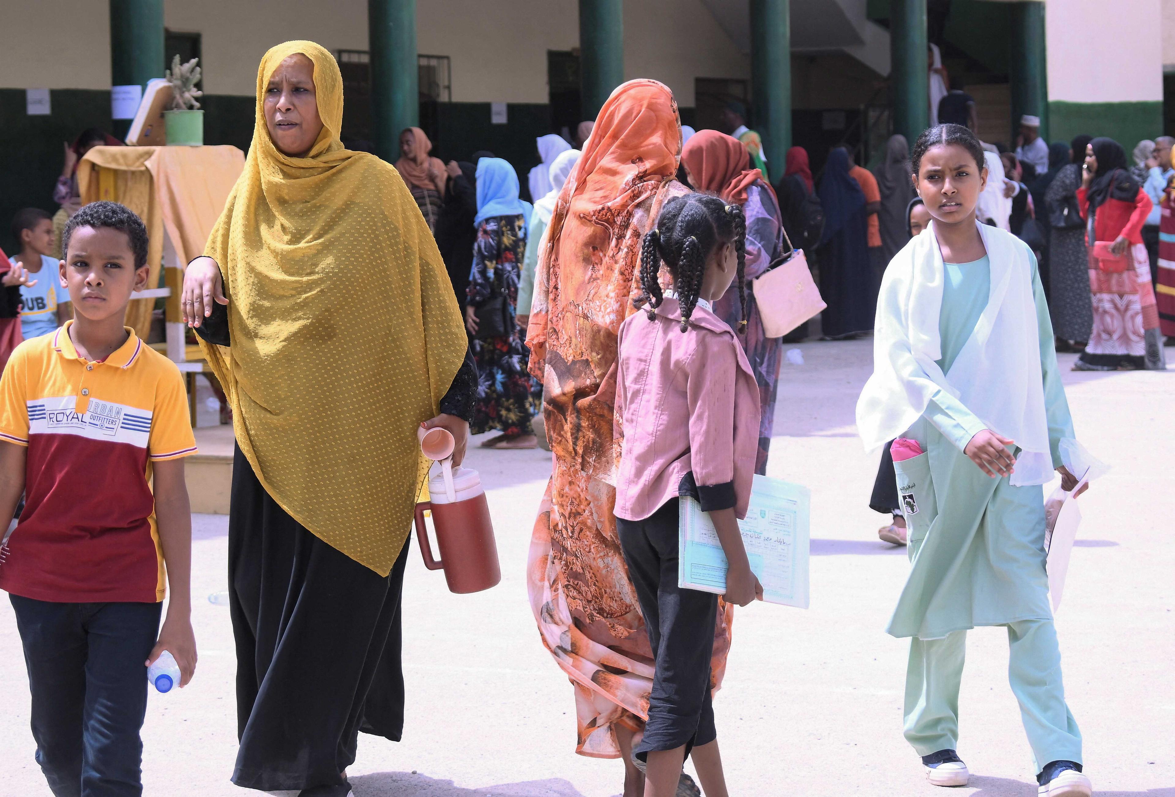 Parents of Sudanese students who fled the fighting following the crisis and elsewhere across the country in Sudan's capital Khartoum, walk after the final exams at the Komboni school in the city of Port Sudan, Sudan, June 12. Photo: Reuters