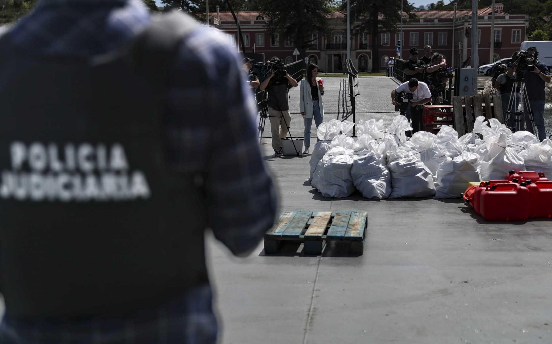Karung berisi kira-kira satu tan kokain, yang dirampas semasa operasi menentang pengedaran dadah antarabangsa, ditunjukkan kepada wartawan pada 1 Jun, di Pangkalan Tentera Laut Lisbon di Almada. Gambar: AFP