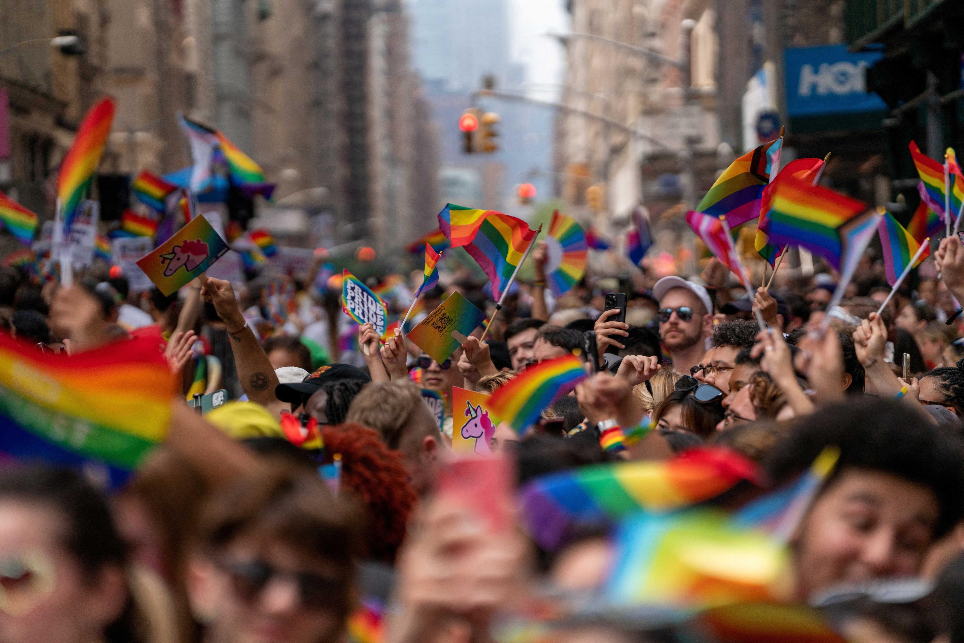 Orang ramai menyertai perarakan Pride di Manhattan, di New York City, Amerika Syarikat, 25 Jun. Gambar: Reuters