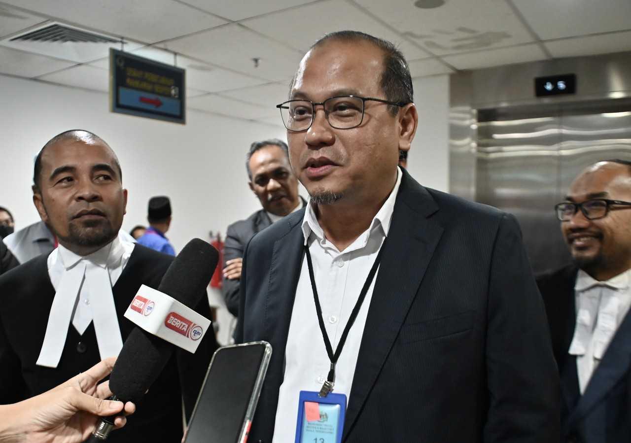 Kuala Terengganu MP Ahmad Amzad Hashim speaks to reporters at the Kuala Terengganu High Court, June 17. Photo: Bernama