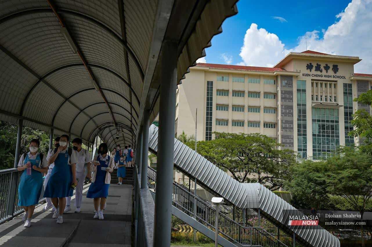 Beberapa murid sekolah menggunakan jejantas untuk pulang ke rumah selepas sesi persekolahan tamat di Jalan Syed Putra.