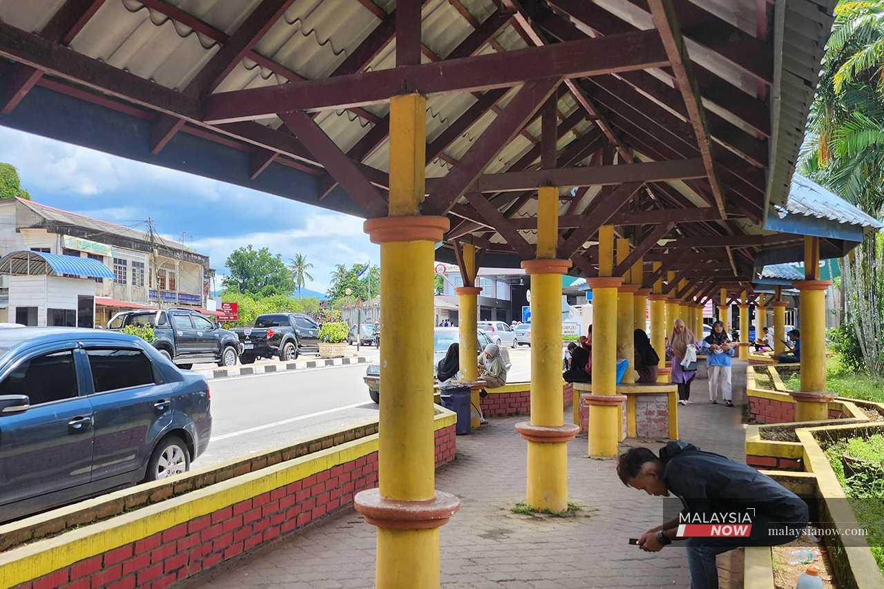Beberapa perantau berada di Kompleks Imigresen, Kastam, Kuarantin dan Keselamatan (ICQS) di Rantau Panjang, Kelantan.
