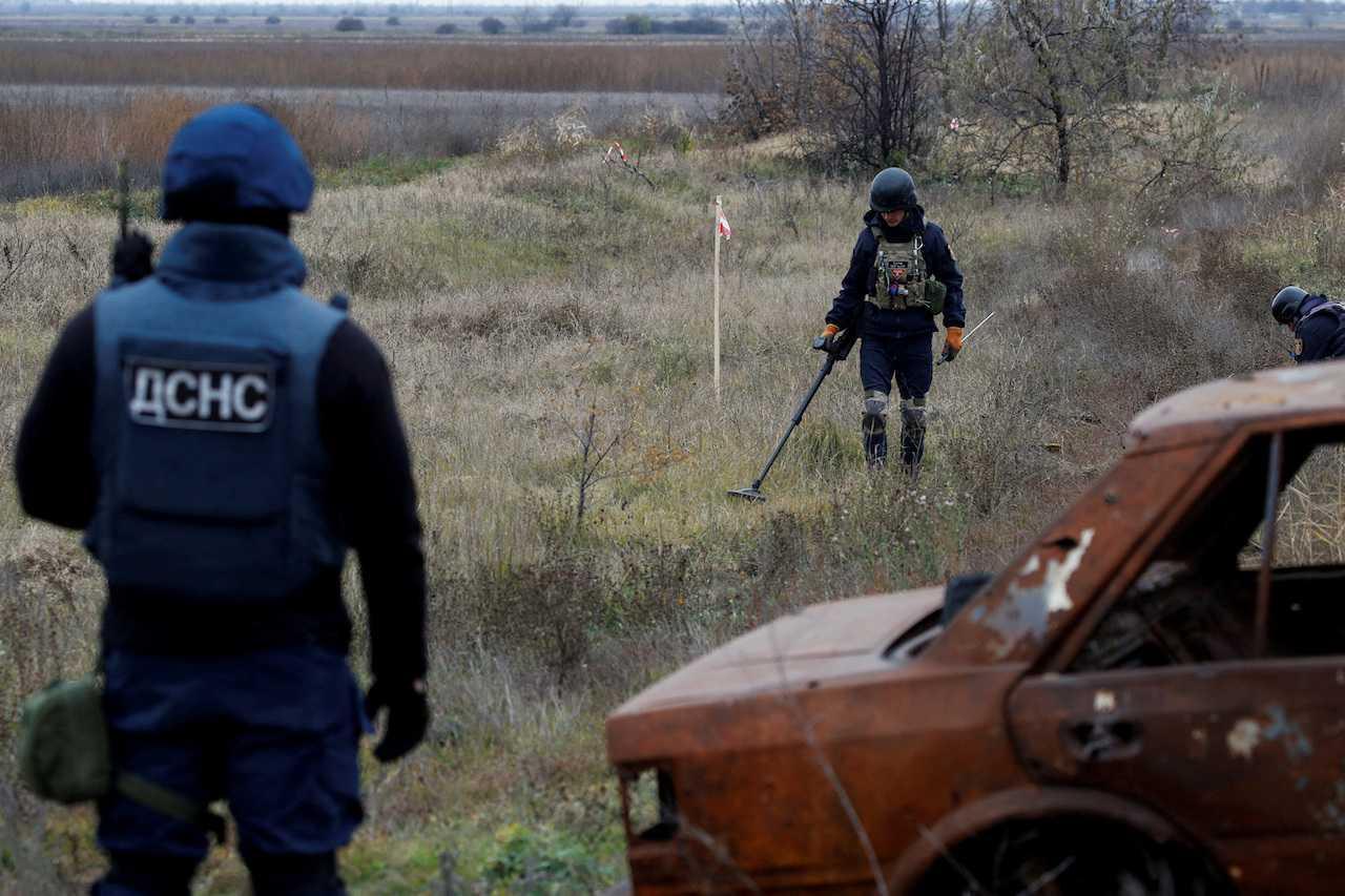 Ukrainian mine experts scan for unexploded ordnance and landmines by the main road to Kherson, Ukraine, Nov 16, 2022. Photo: Reuters