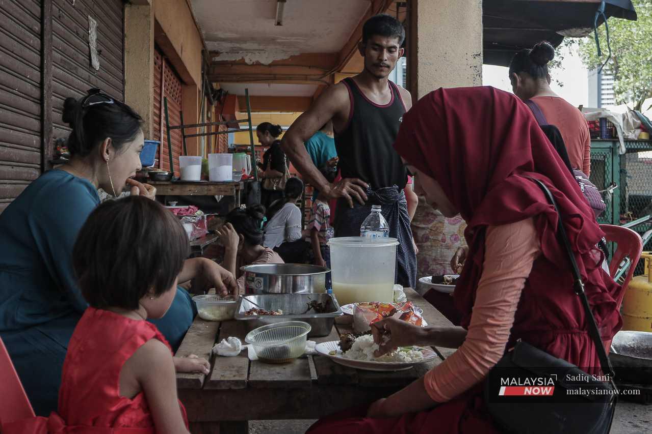 Makanan dikongsi bersama semua masyarakat Rohingya di sana. 